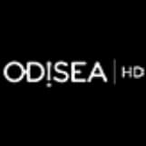 Una forma abstracta blanca y alargada sobre un fondo negro sólido, evocando un diseño minimalista.